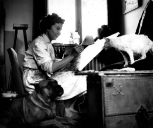 Dans son atelier et ses animaux Mady de la Giraudière